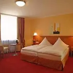 Vis à Vis Hotel 3*