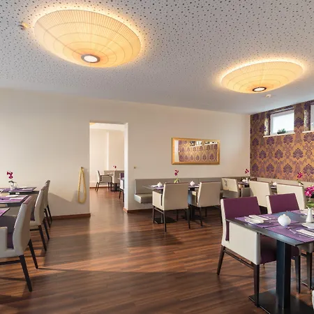 מלון Vis A Vis 3*