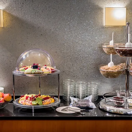 מלון Vis A Vis 3*