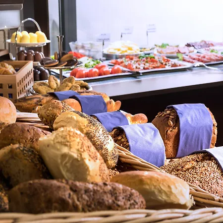 Vis A Vis 3* לינדאו