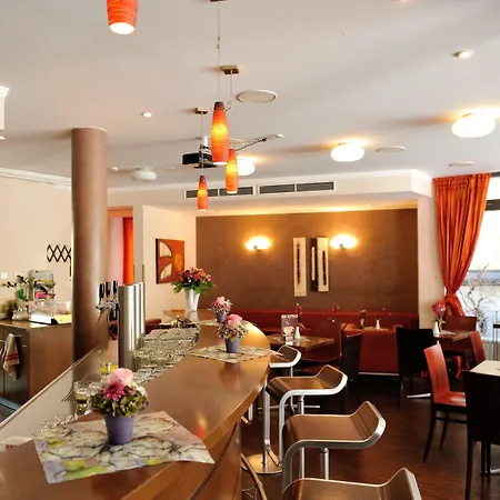 מלון Vis A Vis 3*