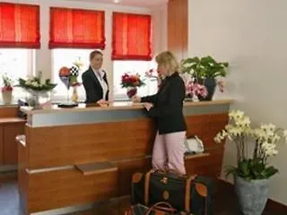 מלון Vis A Vis 3*