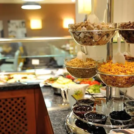 Vis A Vis מלון לינדאו